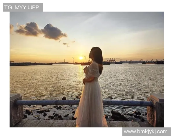 落日余晖下孤独的球场上那道渐行渐远的足球英雄背影